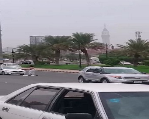 مرور مكة يرد على مواطن خلع ملابسه بالطريق العام