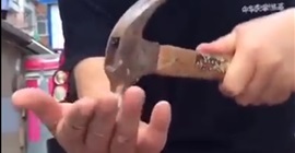 شاهد.. رجل يدقّ مسماراً في يده!