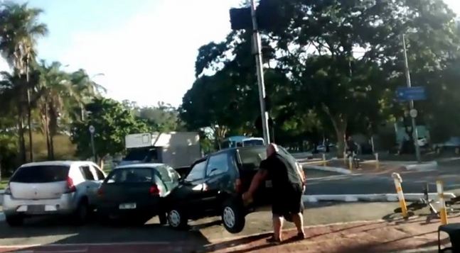 بالفيديو..أقوى رجل في البرازيل يرفع سيارة أعاقت طريقه