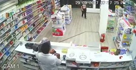 شاهد.. رجل يسرق صيدلية بمساعدة طفل صغير