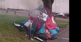 شاهد.. رجل يشعل النيران في خيمة مشرد!