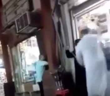 فيديو مستنكَر.. رجل يضرب سيدة بشدة في مكان عام أمام المارة