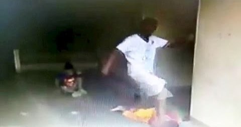 رجل يضرب طفلاً بوحشية مفرطة ظناً أنه ضرب ولده