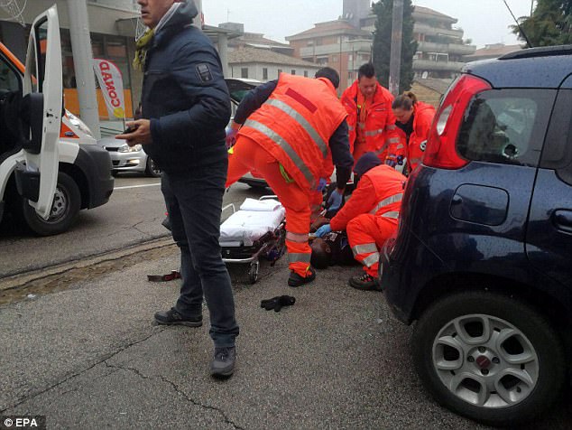 رجل يطلق النار من سيارة على المارة في إيطاليا