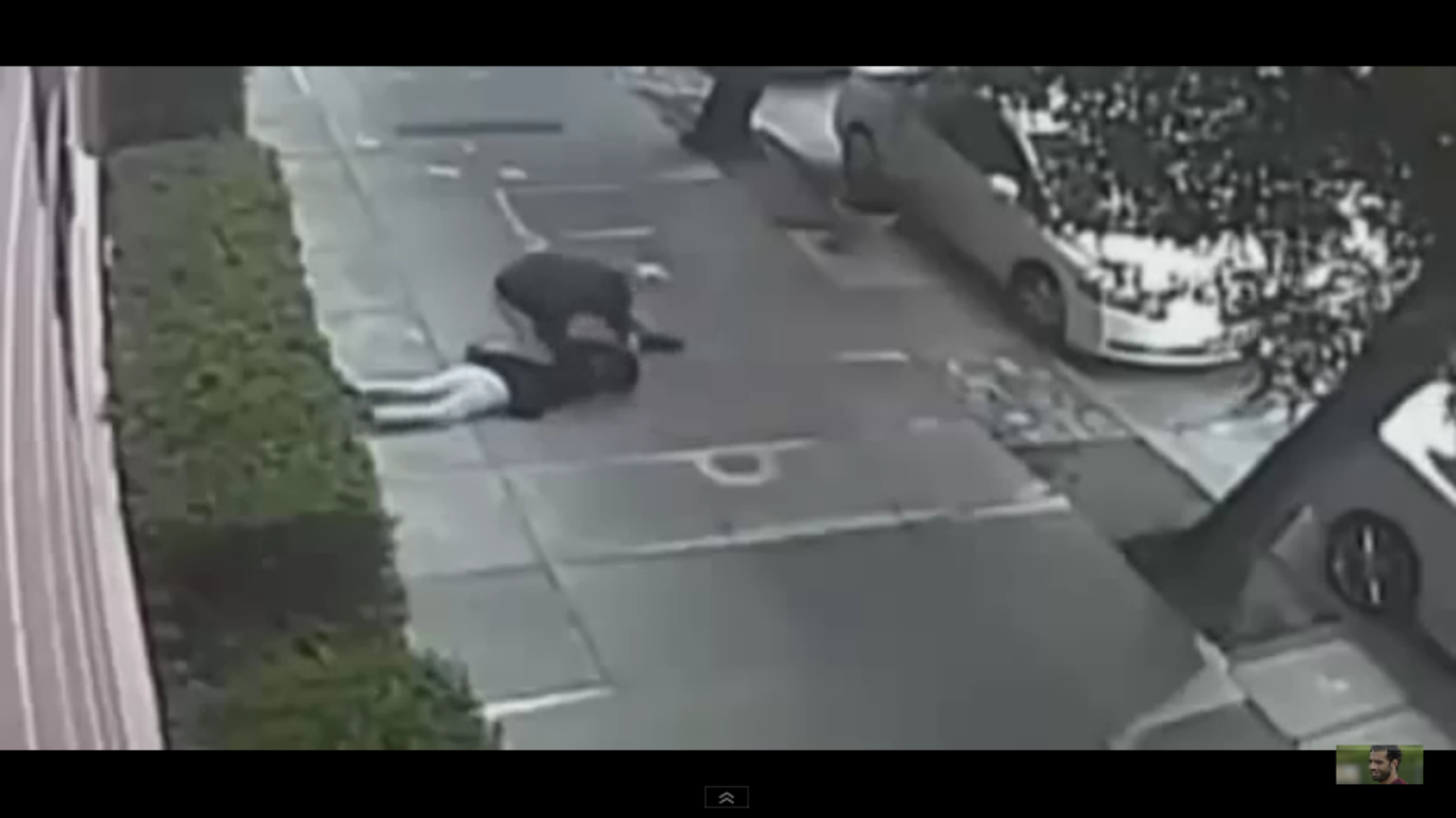شاهد.. رجل يكسر أنف امرأة في الشارع ويعتدي عليها!