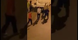 شاهد.. رجل يعتدي على حارس درّاجات ناريّة بطريقة وحشية