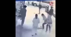 شاهد.. رجل يعتدي على طفل بطريقة صادمة!