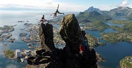 شاهد..  لقطات مثيرة لرجل يقفز بين صخور ارتفاعها 366 مترًا