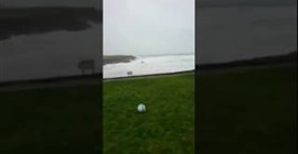 شاهد.. رجل يلعب كرة القدم مع الإعصار