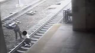 شاهد.. رجل يُنقذ آخر قبل دهسه من القطار