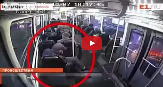 #تيوب_المواطن :رجل ينهال بالضرب على 3ركاب بحجة عدم إستطاعته النوم في الباص