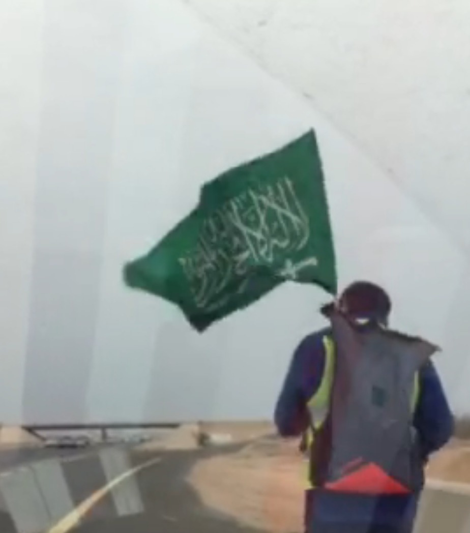 بالفيديو.. رحالة يتجه للحج مشيًا على الأقدام من الرياض إلى مكة