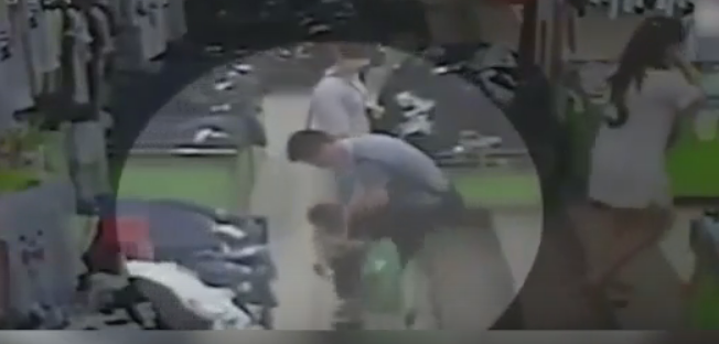 فيديو صادم.. رجل يركل طفلة بقسوة حاولت لمس ابنه