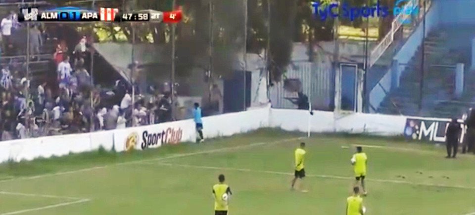 بالفيديو .. إصابة لاعب بالدوري الأرجنتيني برصاصة طائشة