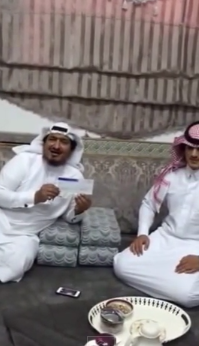 بالفيديو.. سعودي يُرضي زوجته الأولى بـ100 ألف ريال