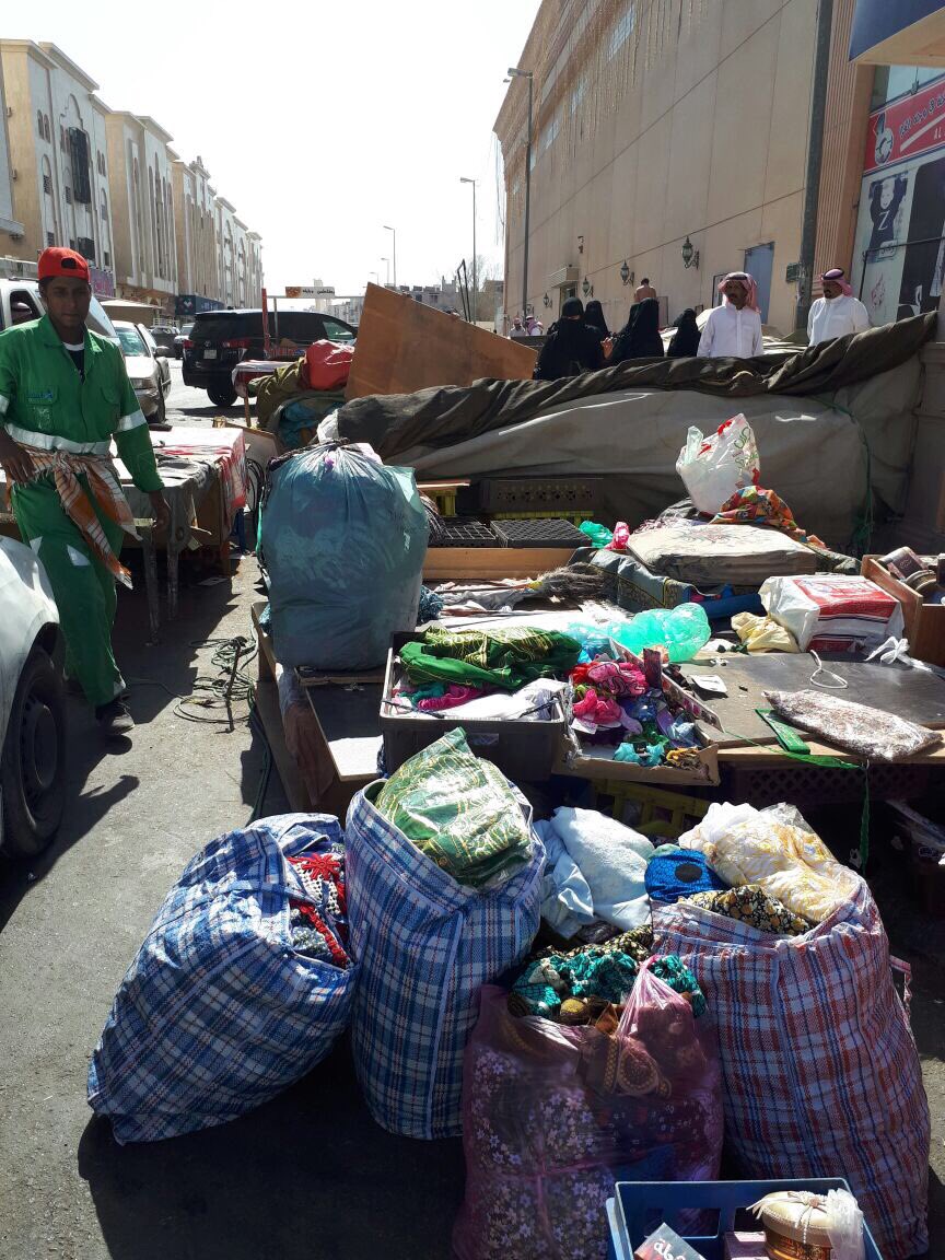 بالصور.. رفع أكثر من 80 مبسطًا من موقع للباعة الجائلين في المدينة المنورة