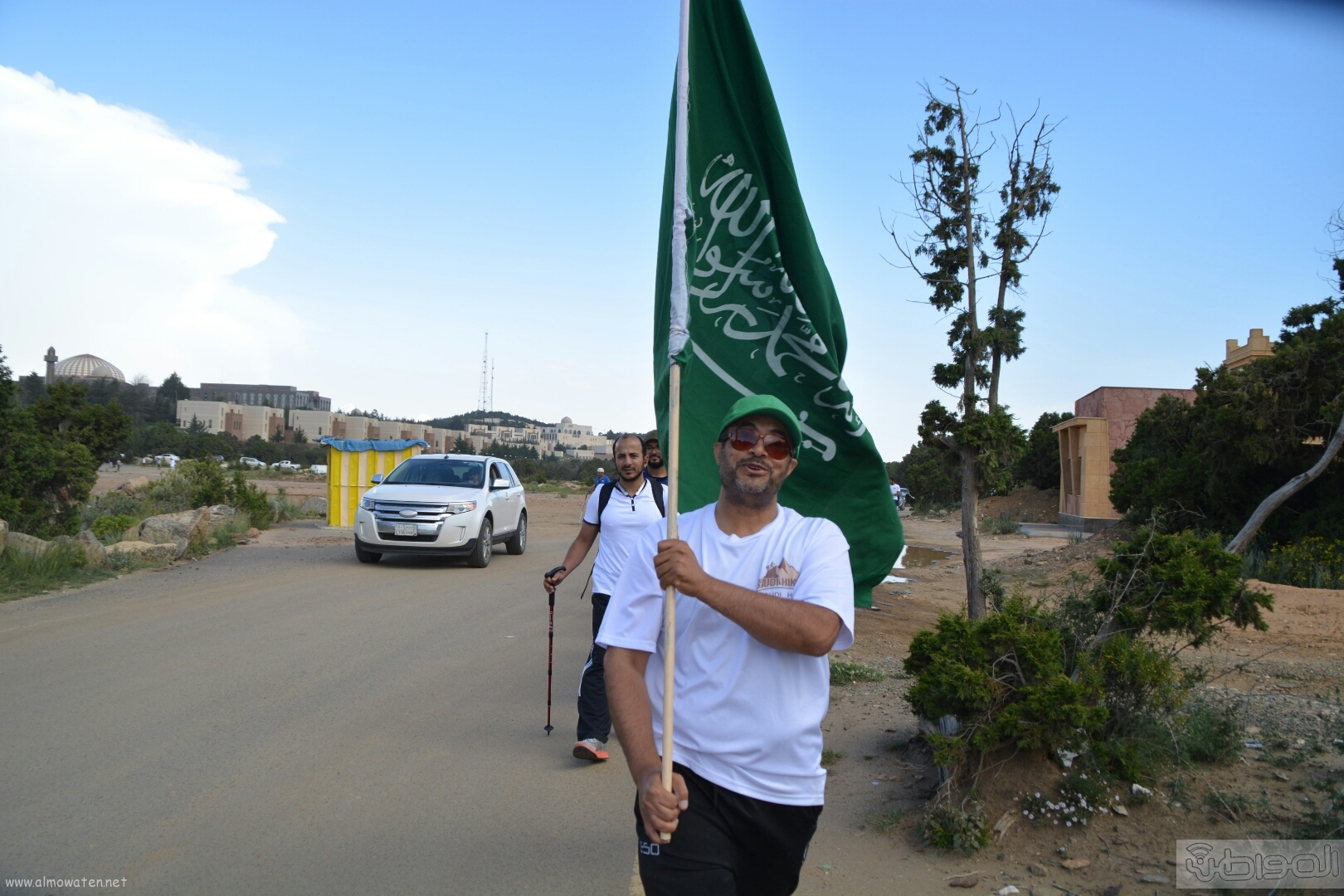 رفع علم السعودية في اعلى قمةعن طريق فريق هايكنج السعودية (1)