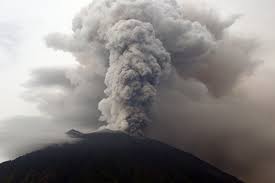 الرماد البركاني يغلق مطار بالي لليوم الثالث على التوالي