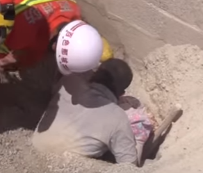 شاهد.. الرمال تدفن عاملة في الصين.. ونجاة اثنين آخرين