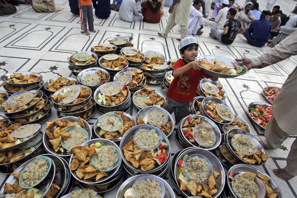رمضان في باكستان.. حفل عرس للأطفال الصائمين وحرب “بيض”