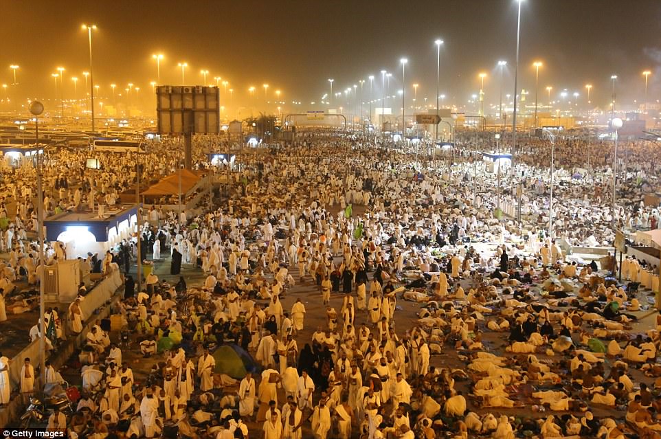 بالصور.. حجاج بيت الله في أمان.. ديلي ميل ترصد نجاح المملكة في “رمي الجمرات”