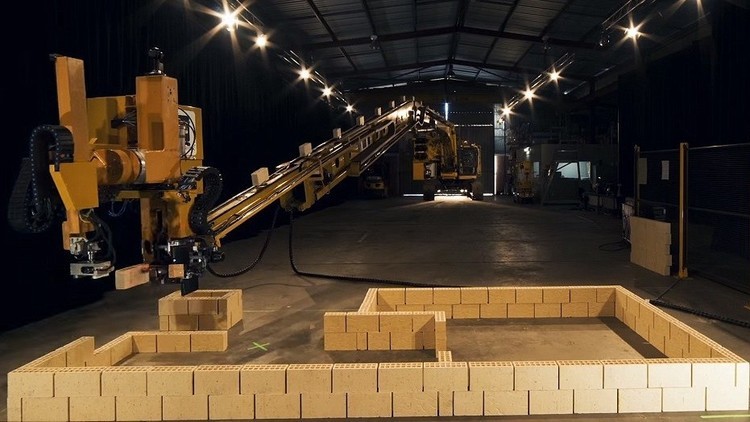هذا الروبوت يبني منزلًا كاملًا في يومين فقط!