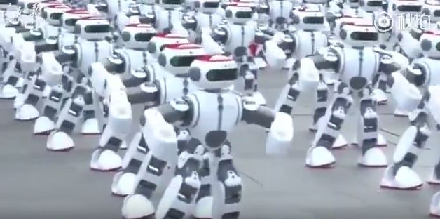 بالفيديو.. 1069 روبوتًا تؤدي رقصة جماعية