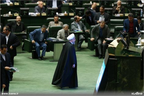 بالصور.. روحاني ينسحب من البرلمان بعد هتافات ضده