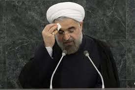 روحاني يتورّط مع المغرّدين.. دعاهم للحفاظ على الأموال العامة فتحدّوه بصور من ثورة الخميني على الشاه