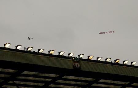 بالصور.. لافتة تطالب بإقالة رودجرز تحلق فوق ملعب آنفيلد