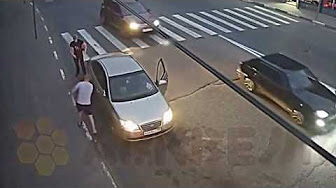 روسي غاضب يدمر سيارة بسبب خلاف مع ركابها