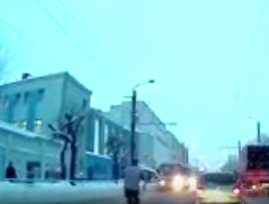 روسي يلقي بنفسه أمام حافلة