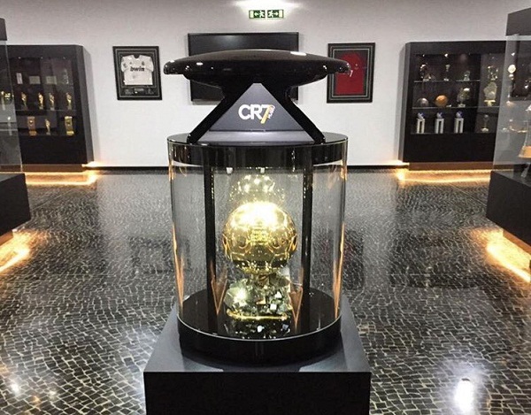 كريستيانو رونالدو يضع الكرة الذهبية في متحف ماديرا