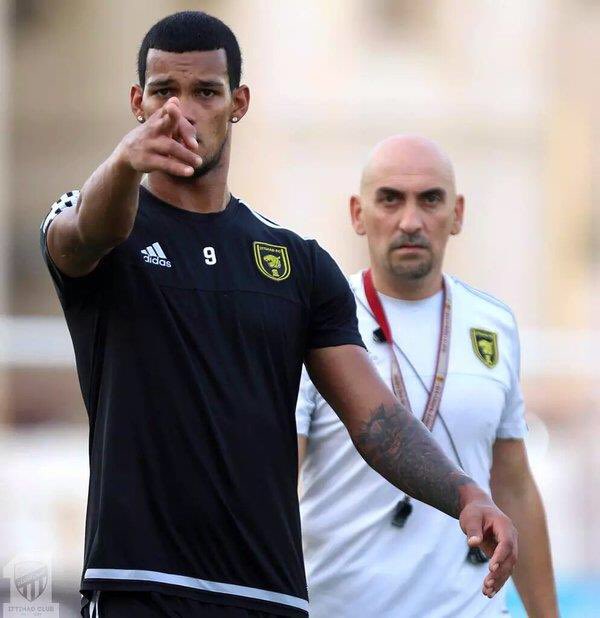 الشارقة الإماراتي يعلن انتقال نجم الاتحاد السابق إلى الهلال