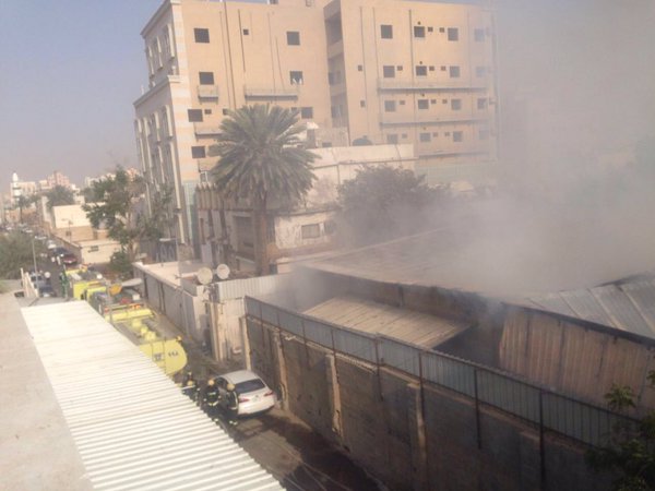 بالصور.. حريق يلتهم مستودعا للملابس في #جدة