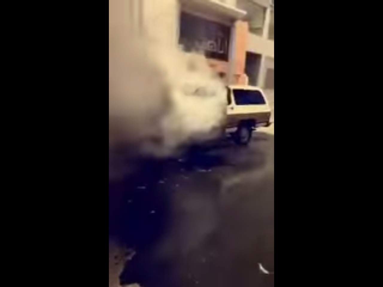 شاهد.. ماس كهربائي يحرق سيارة في حي العزيزية بمكة