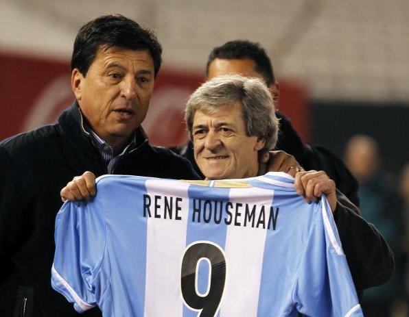 وفاة أسطورة الكرة الأرجنتينية رينيه هاوسمان