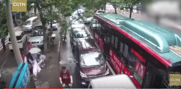 بالفيديو.. امرأة تلد في الشارع بعدما فشلت في الوصول للمستشفى