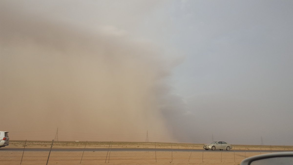 شاهد بالصور.. زحف الغبار على طريق الرياض القصيم