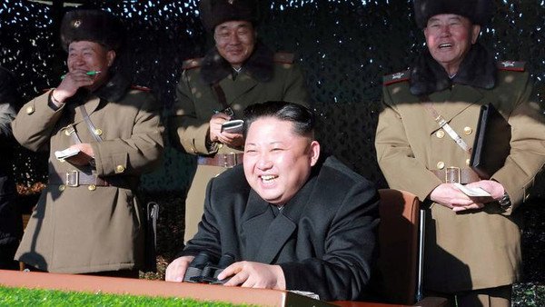 بالصور.. زعيم كوريا الشمالية يضحك أثناء مناورة لتدمير كوريا الجنوبية !