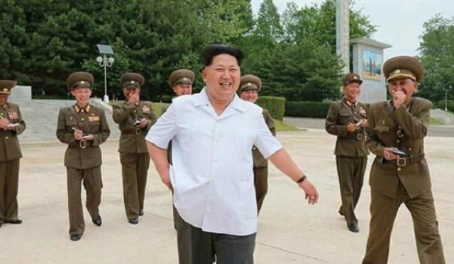 بالصور.. تصرفات زعيم كوريا الشمالية تثير موجة ضحك وسط ضباط الجيش