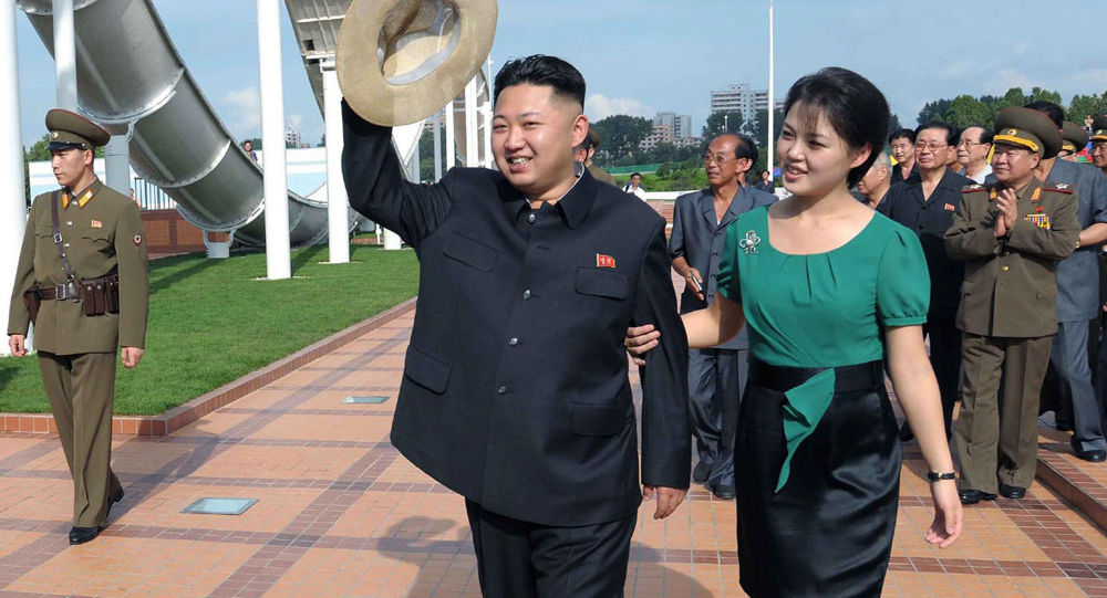 شاهد.. زوجة زعيم كوريا الشمالية تشاركه فرحة إطلاق صاروخ باليستي!