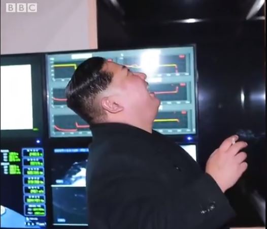 شاهد.. رد فعل زعيم كوريا الشمالية أثناء إطلاق صاروخ باليستي جديد