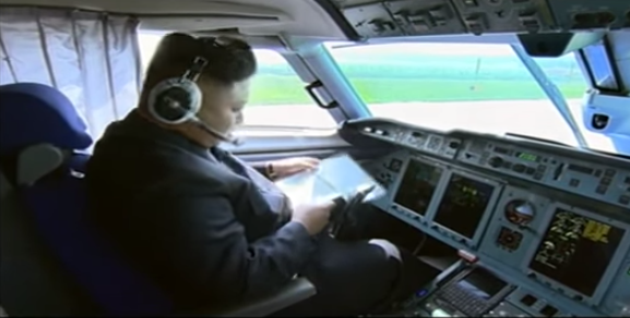 ‫#تيوب_المواطن : زعيم كوريا الشمالية يستعرض مهارته في قيادة الطائرات‬‬