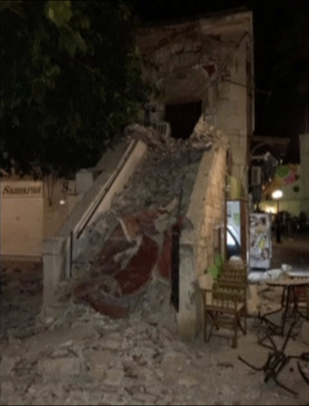 قتيلان و170 مصابًا جراء زلزال جنوب غربي تركيا