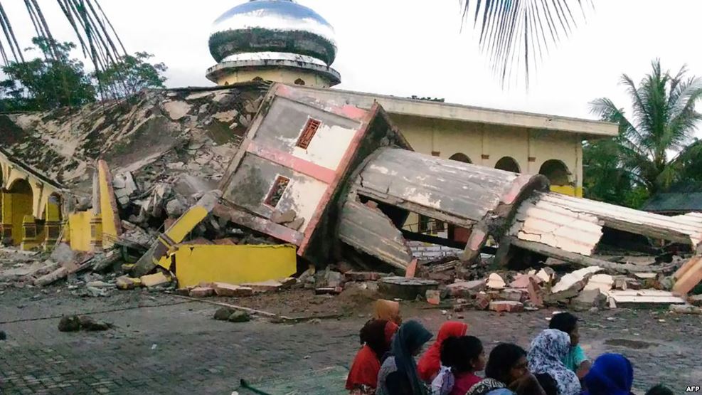 ارتفاع ضحايا زلزال إندونيسيا إلى 97 قتيلًا