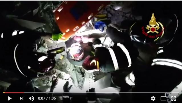 بالفيديو.. لحظة استخراج رضيع من تحت أنقاض زلزال إيطاليا