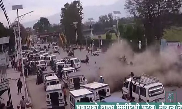 بالفيديو.. لحظة سقوط مبنى على المارة في زلزال نيبال