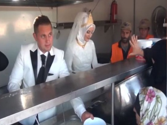 بالفيديو.. زوجان تركيان يحتفلان بزفافهما بإطعام 4000 لاجئ سوري