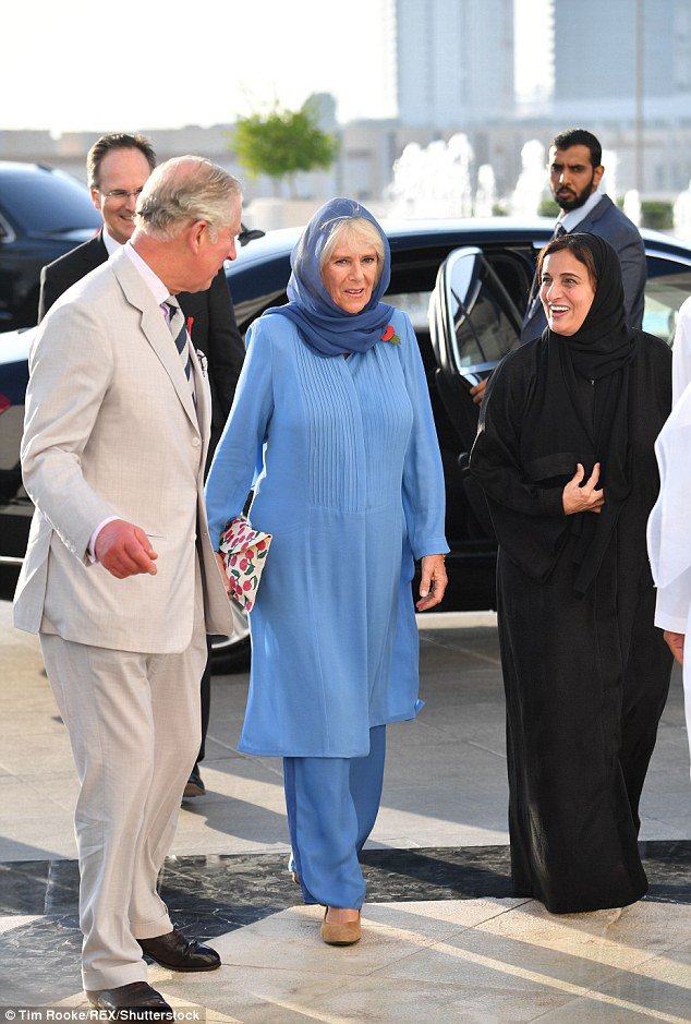 زوجة الأمير تشارلز بالحجاب في مسجد الشيخ زايد الكبير